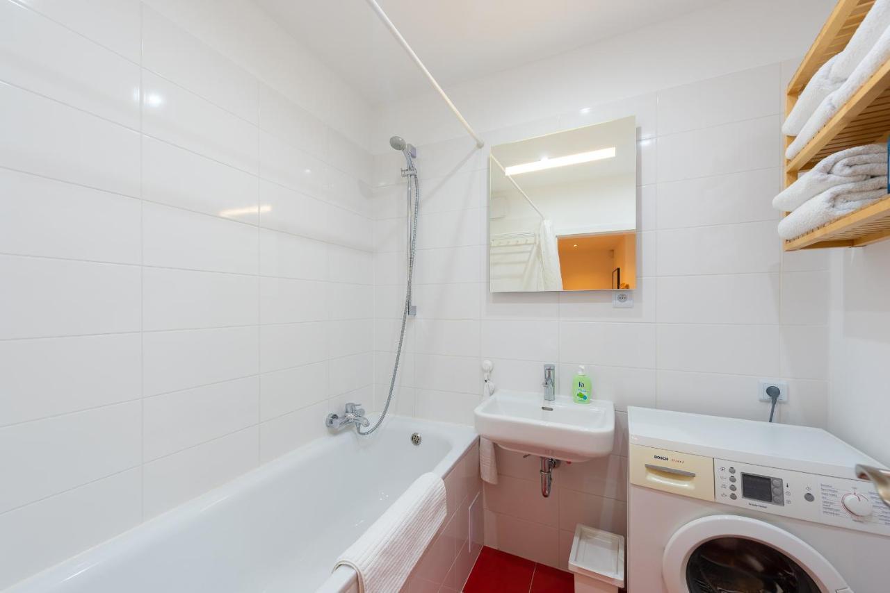 Bright Charming Apt With Terrace, Parking & Airco. Prag Dış mekan fotoğraf